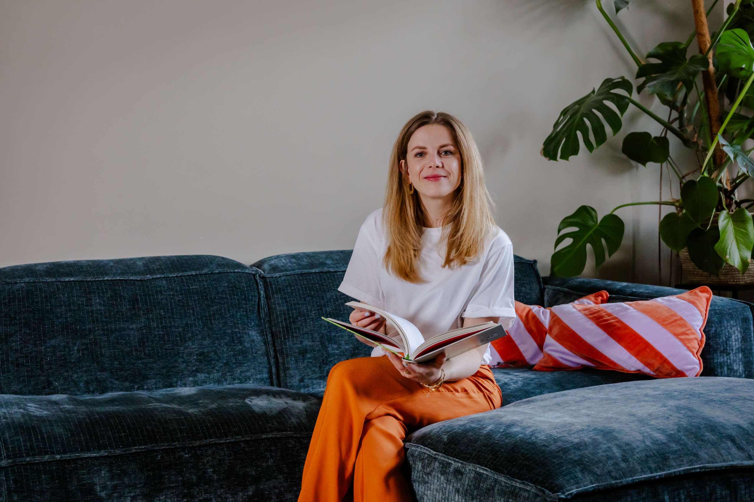 Fleur Walgraeve met een boek