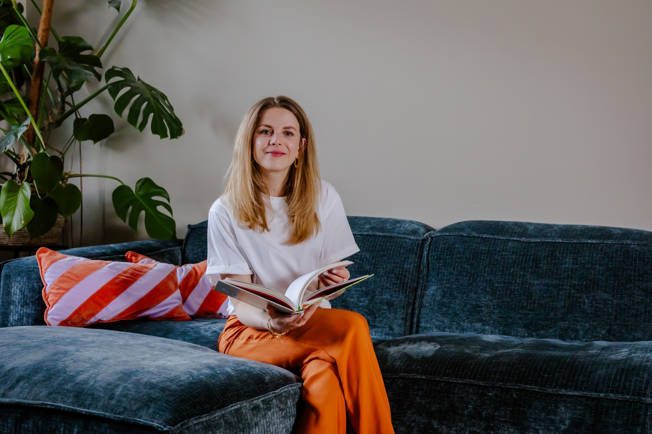 Fleur Walgraeve met een boek