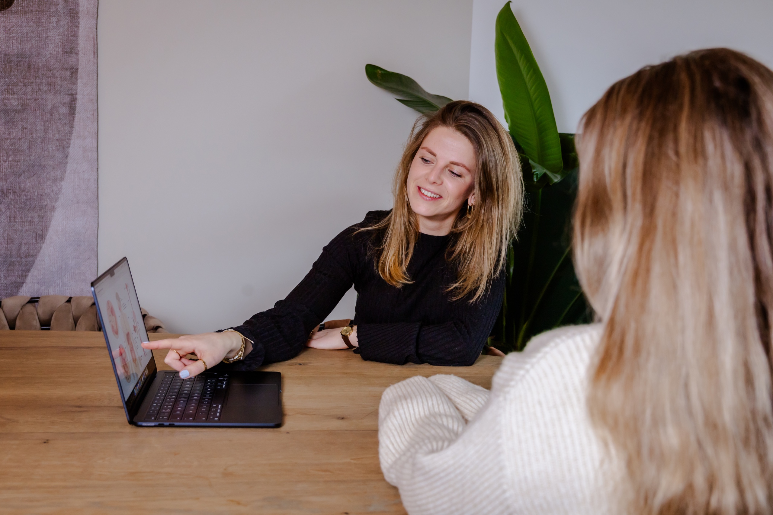 Fleur Walgraeve in gesprek met een cliënt