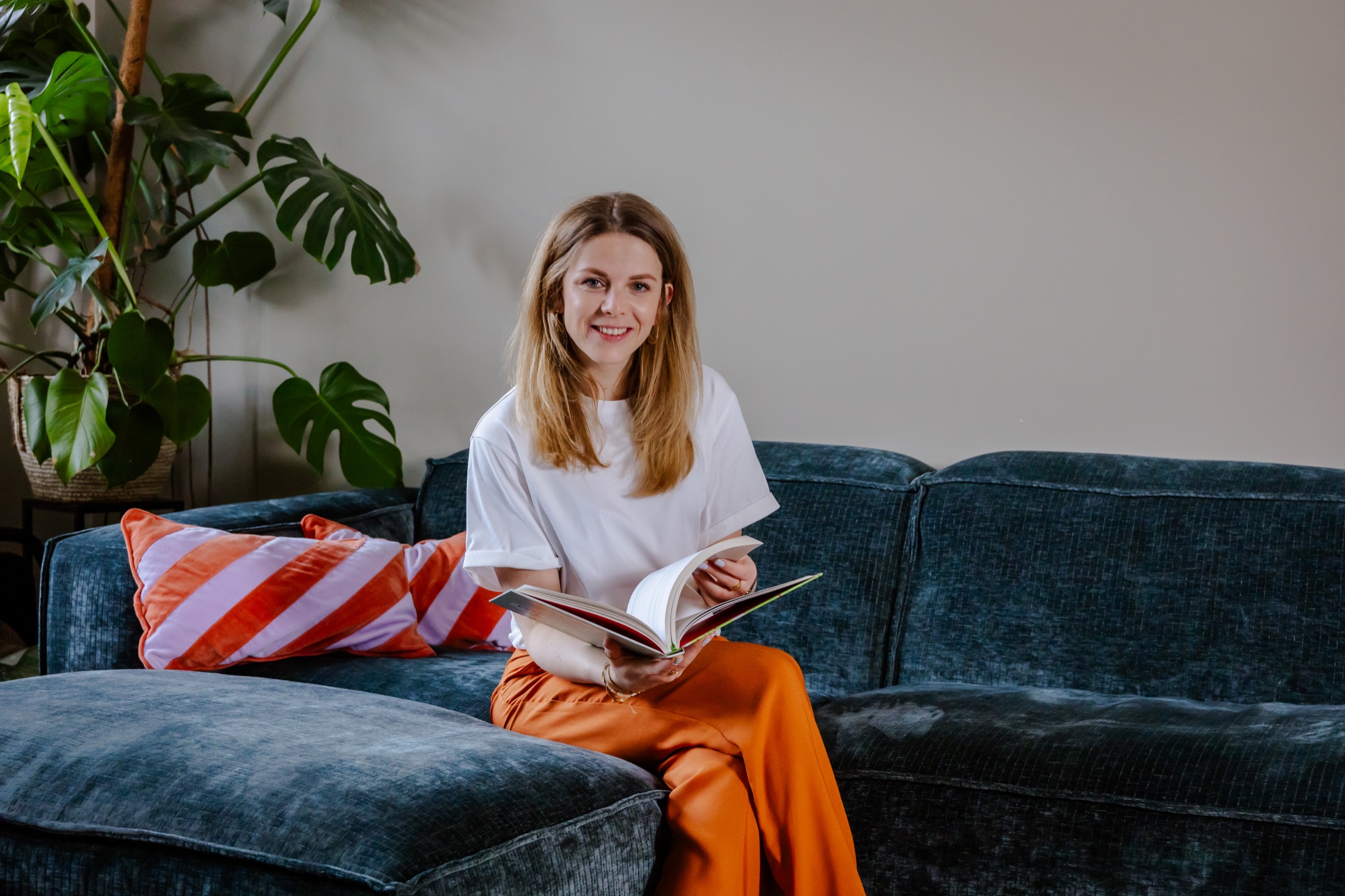 Fleur Walgraeve met een boek